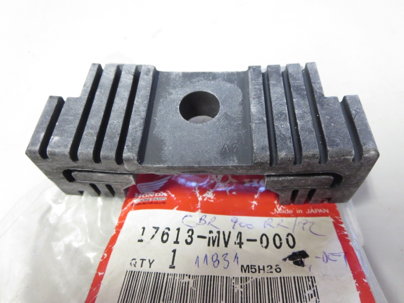 GUMMIDAEMPFER, BENZINTANK