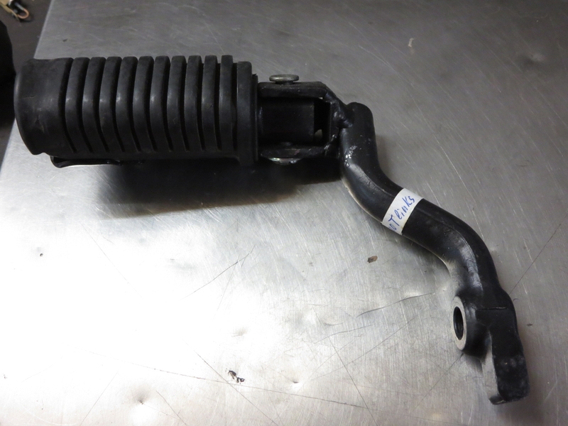 Fahrerfußraste, links